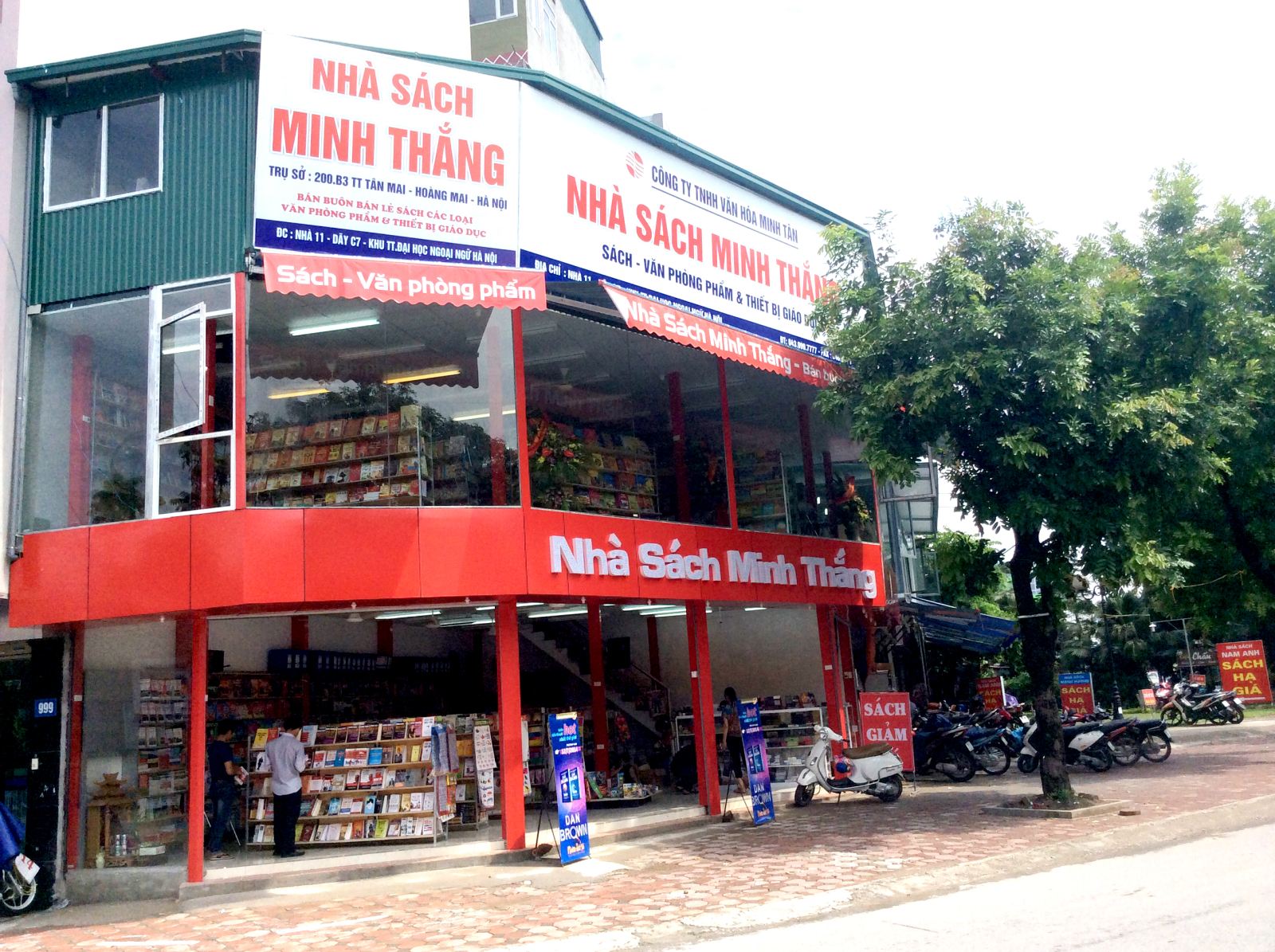 Nhà sách Minh Thắng cơ sở mới có vị trí thuận lợi, tọa lạc trên không gian thoáng đãng, rộng rãi và được trang trí bày biện theo phong cách hiện đại